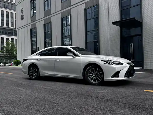 Lexus ES 2025