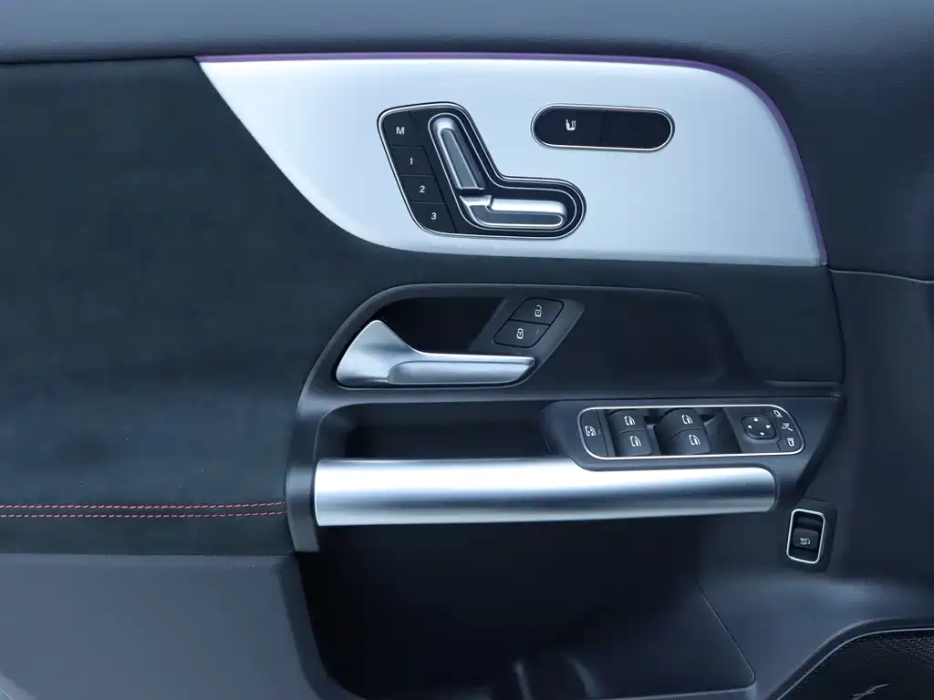 Mercedes-Benz GLA AMG 2024 — фото 12
