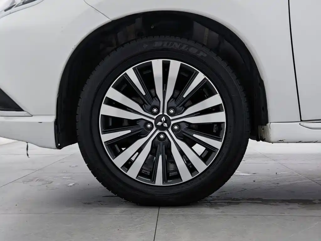 Mitsubishi Outlander 2022 — фото 17
