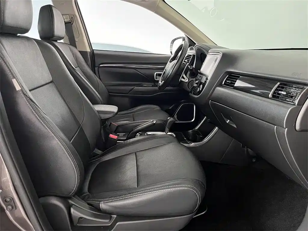 Mitsubishi Outlander 2017 — фото 13
