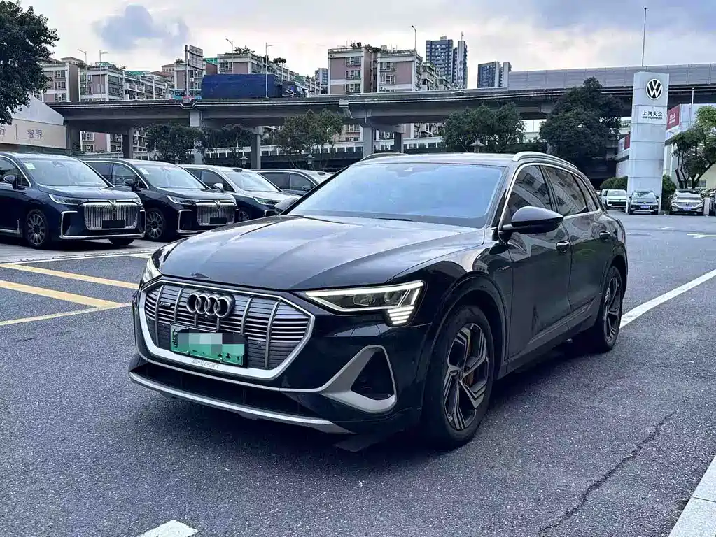 Audi e-tron 2022 — фото 1