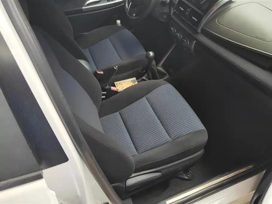 Toyota Yaris L 2015 — фото 8