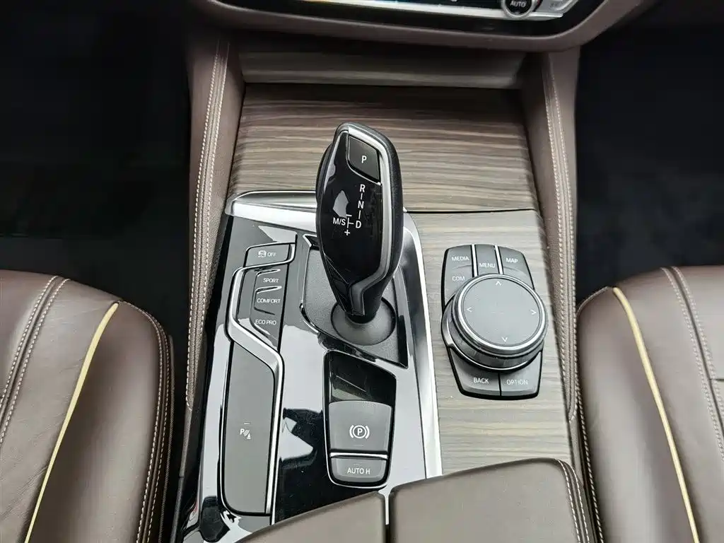 BMW 5 Series 2019 — фото 13