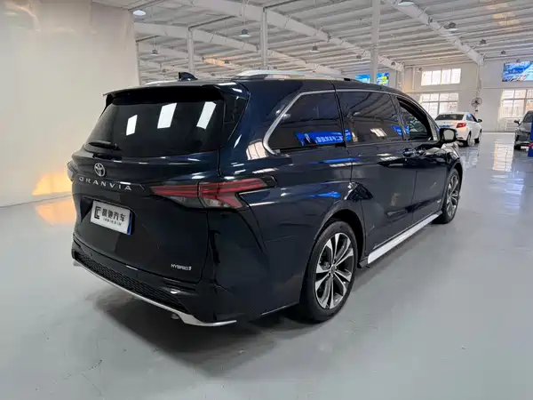 Toyota Granvia 2023