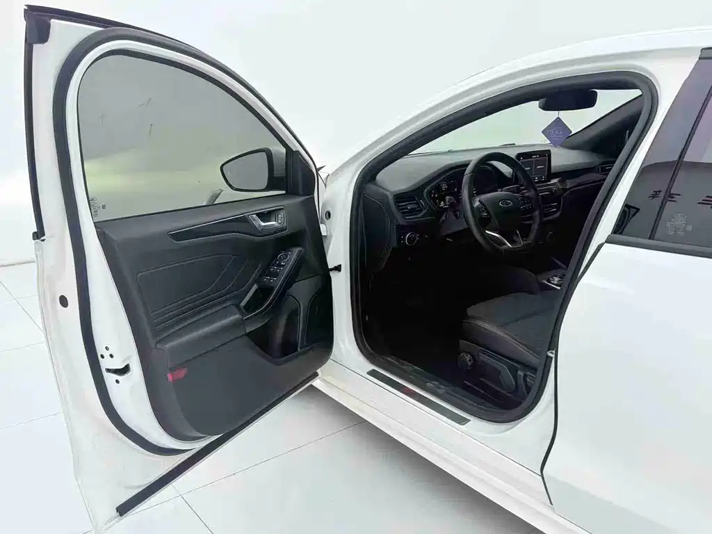 Ford Focus 2020 — фото 10