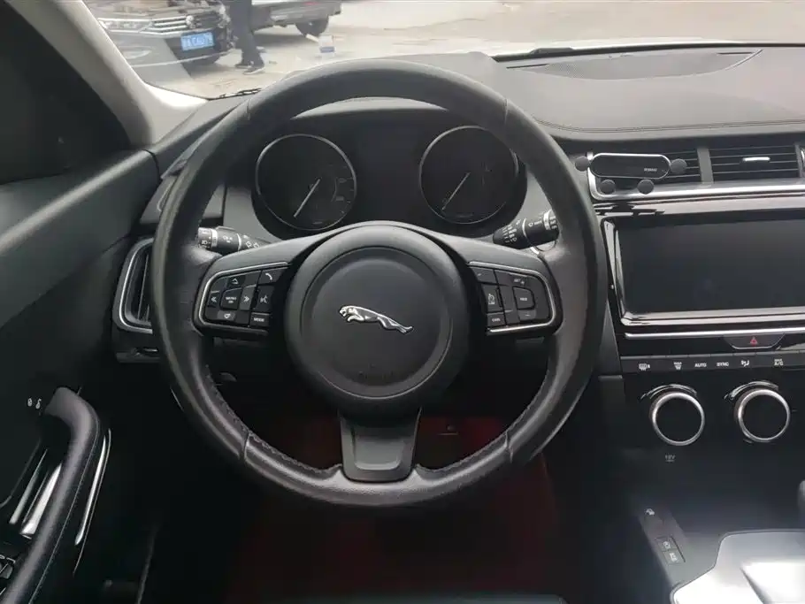 Jaguar E-PACE 2020 — фото 15