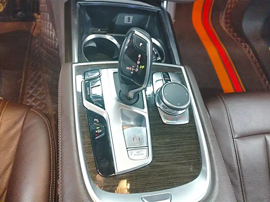 BMW 7 Series 2017 — фото 16
