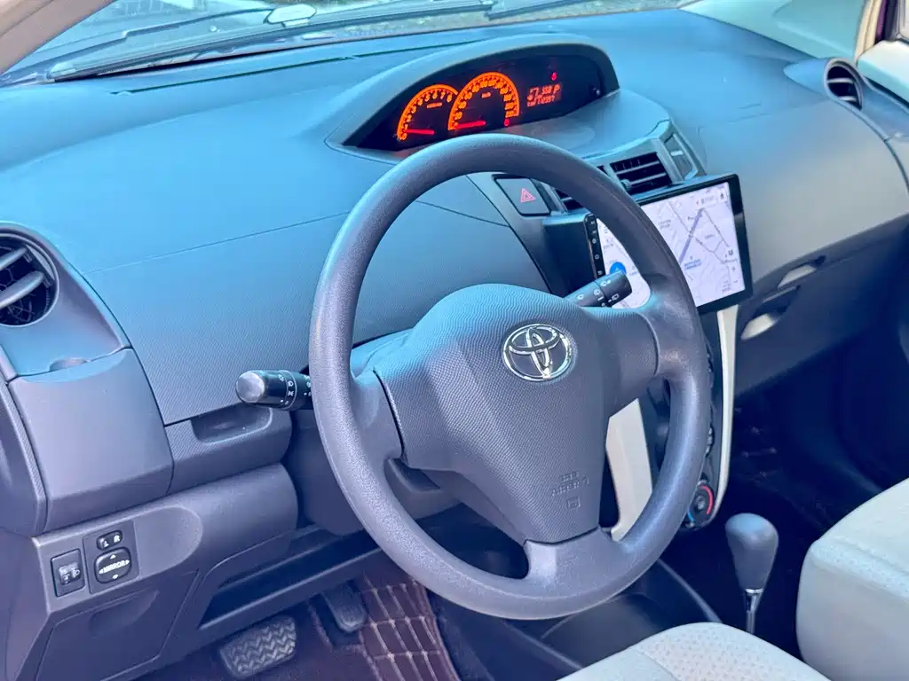 Toyota Yaris 2012 — фото 11