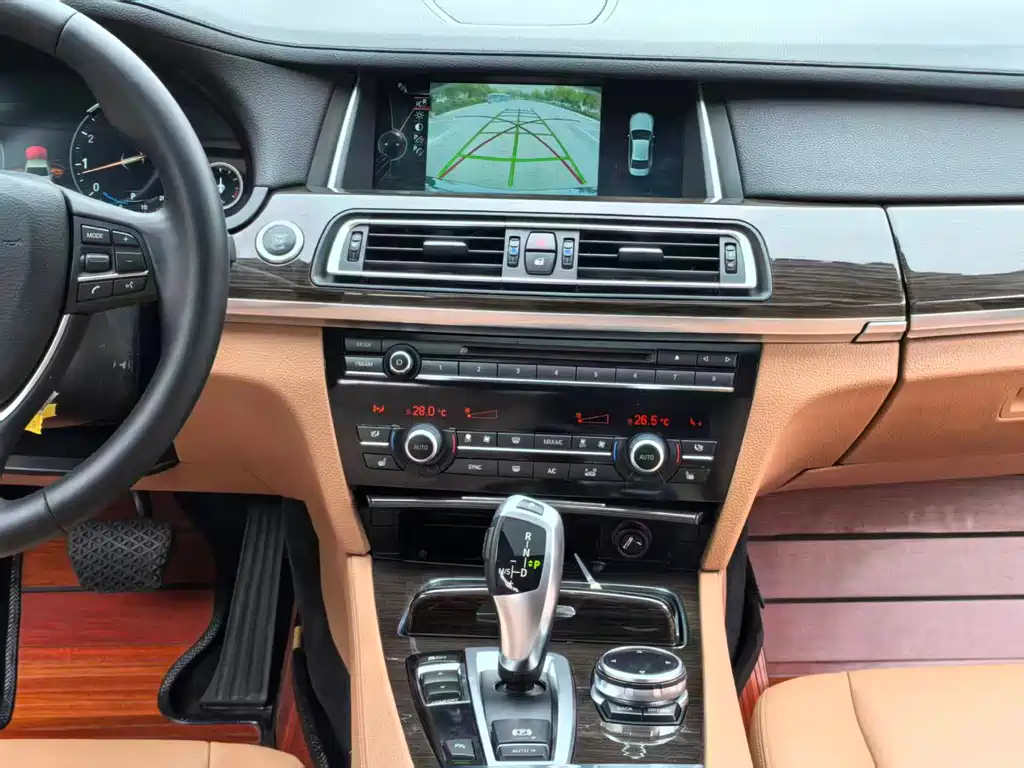 BMW 7 Series 2015 — фото 12