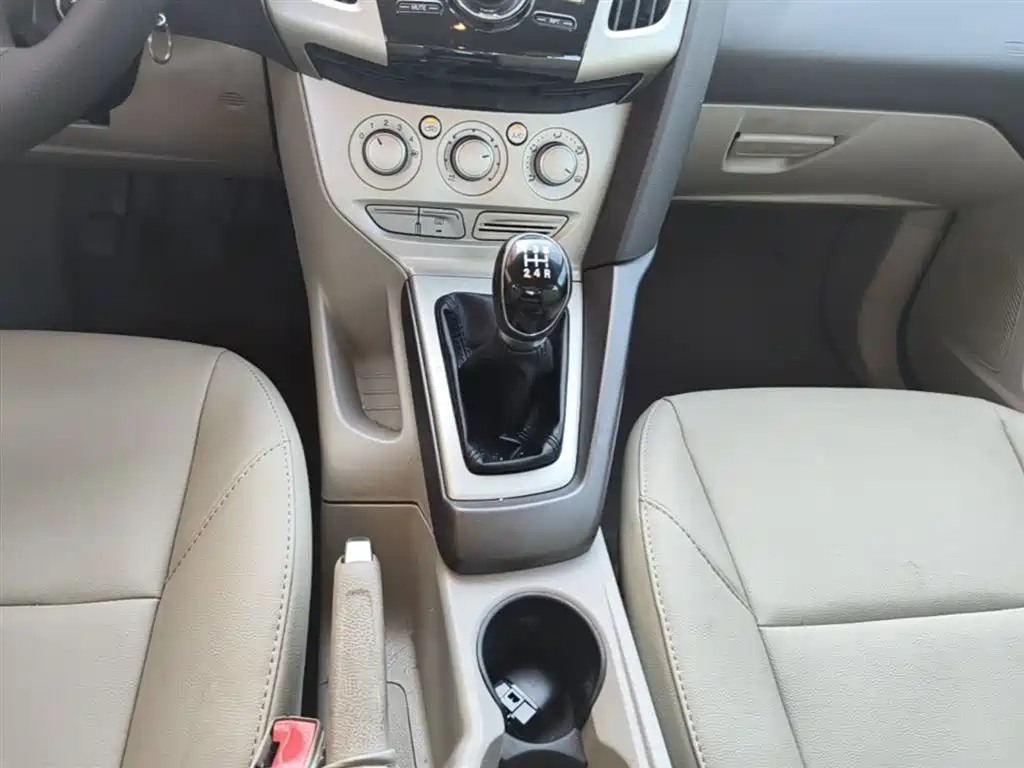 Ford Focus 2015 — фото 14