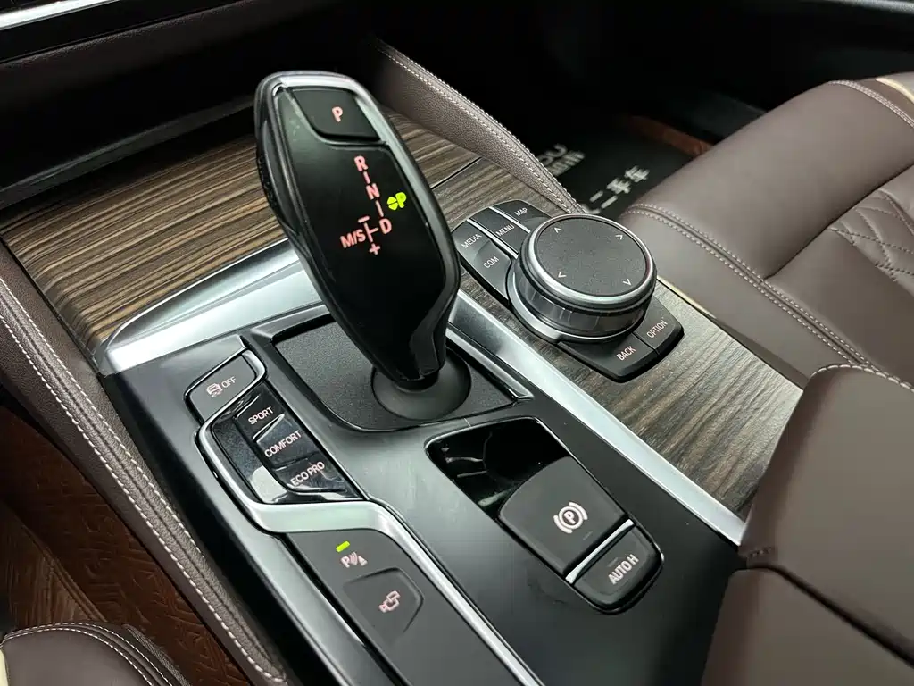 BMW 5 Series 2019 — фото 15
