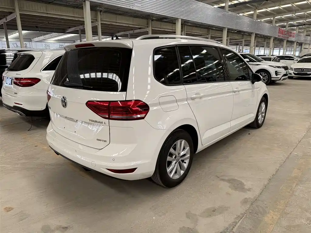 Volkswagen Touran 2017 — фото 5