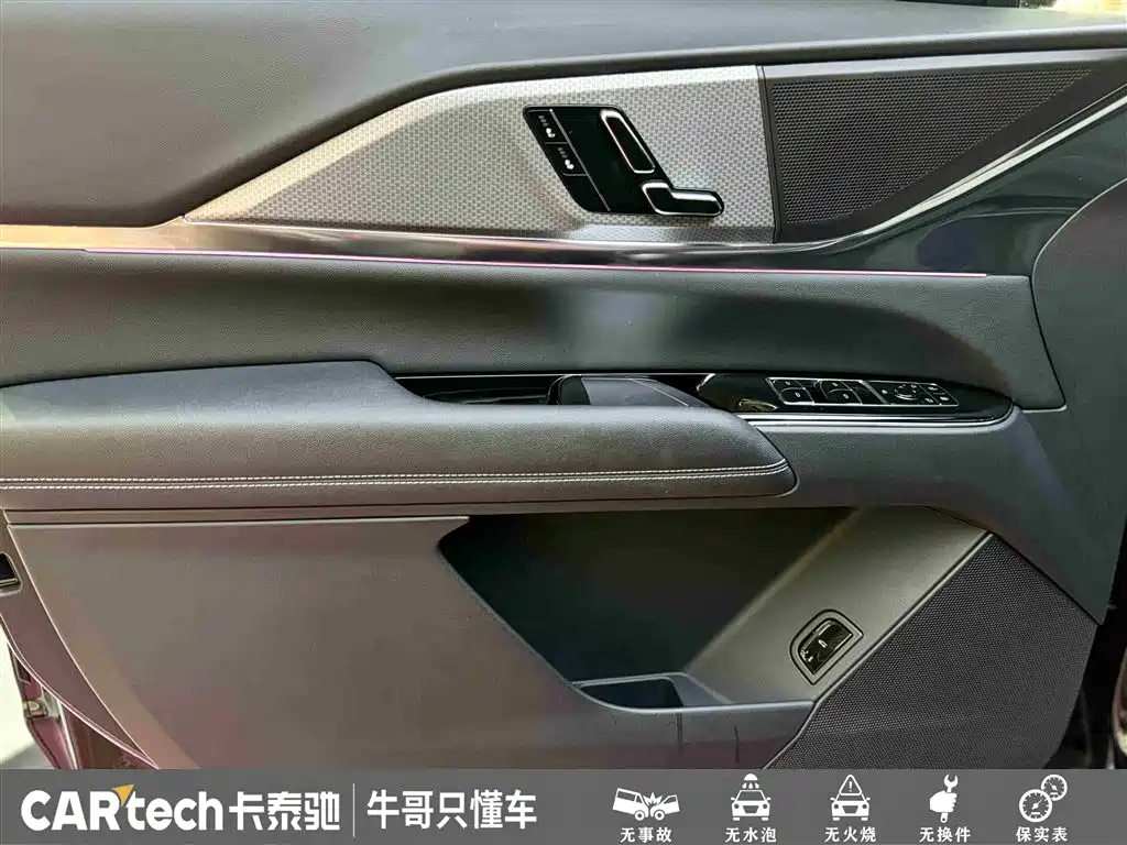 Cadillac XT5 2025 — фото 15