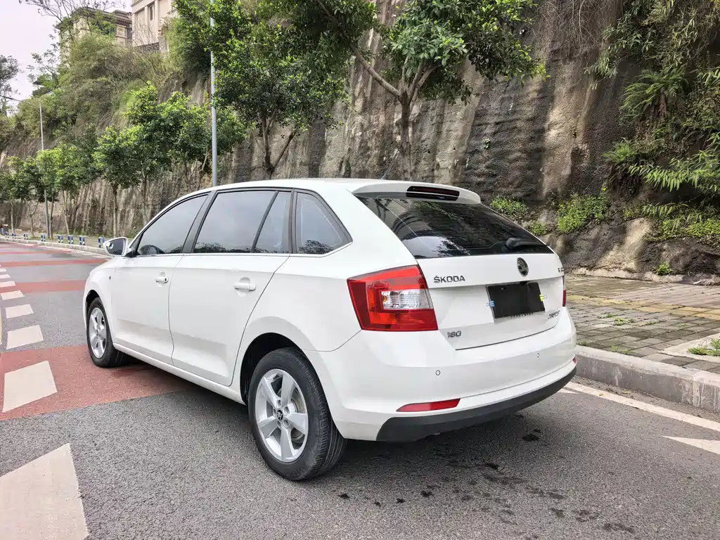 Skoda Rapid Spaceback 2017 — фото 5