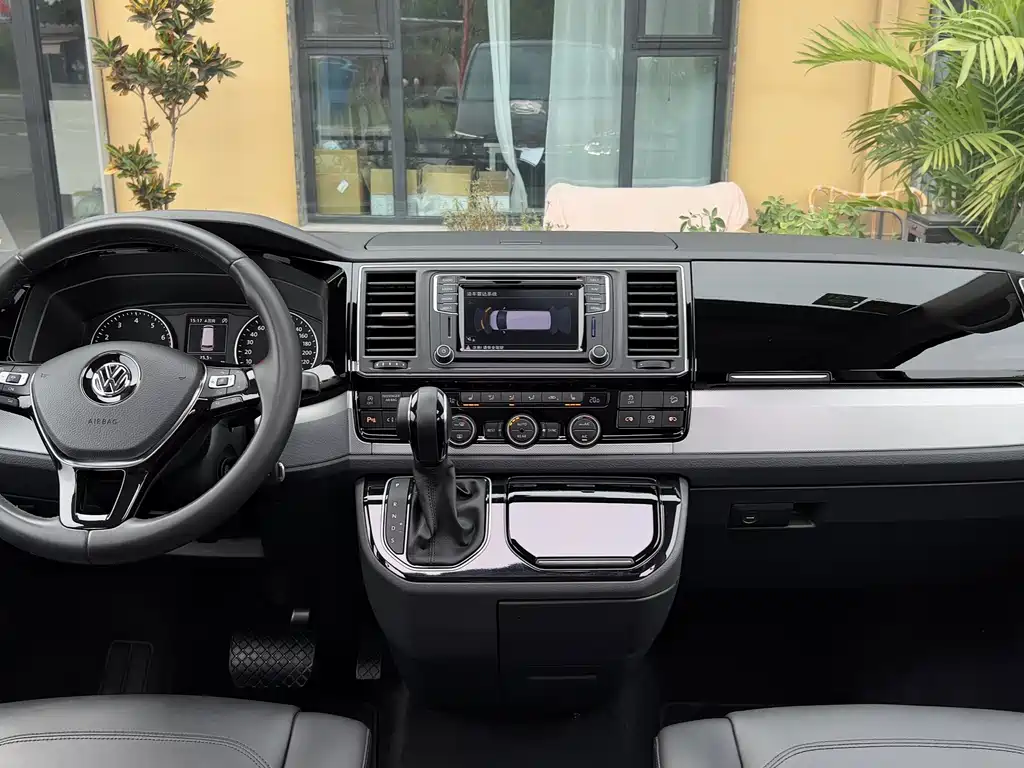 Volkswagen Multivan 2017 — фото 14