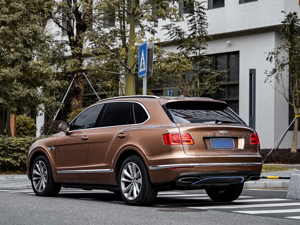 Bentley Bentayga 2018 — фото 15