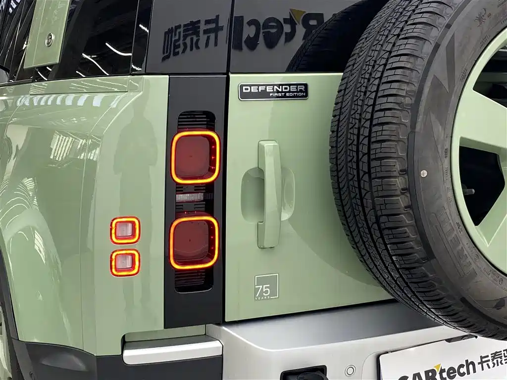 Land Rover Defender 2023 — фото 12