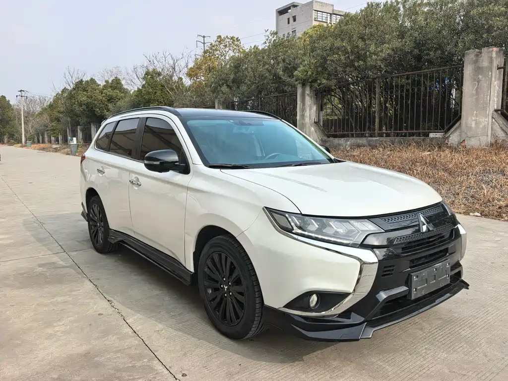 Mitsubishi Outlander 2022 — фото 3