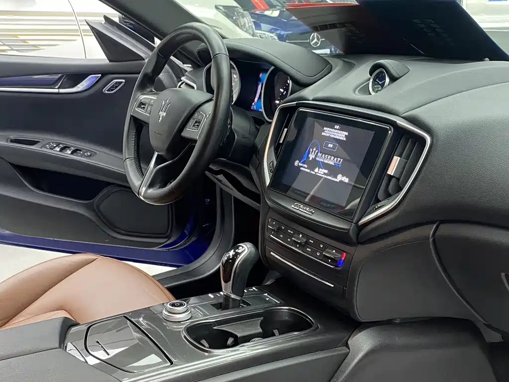 Maserati Ghibli 2017 — фото 11