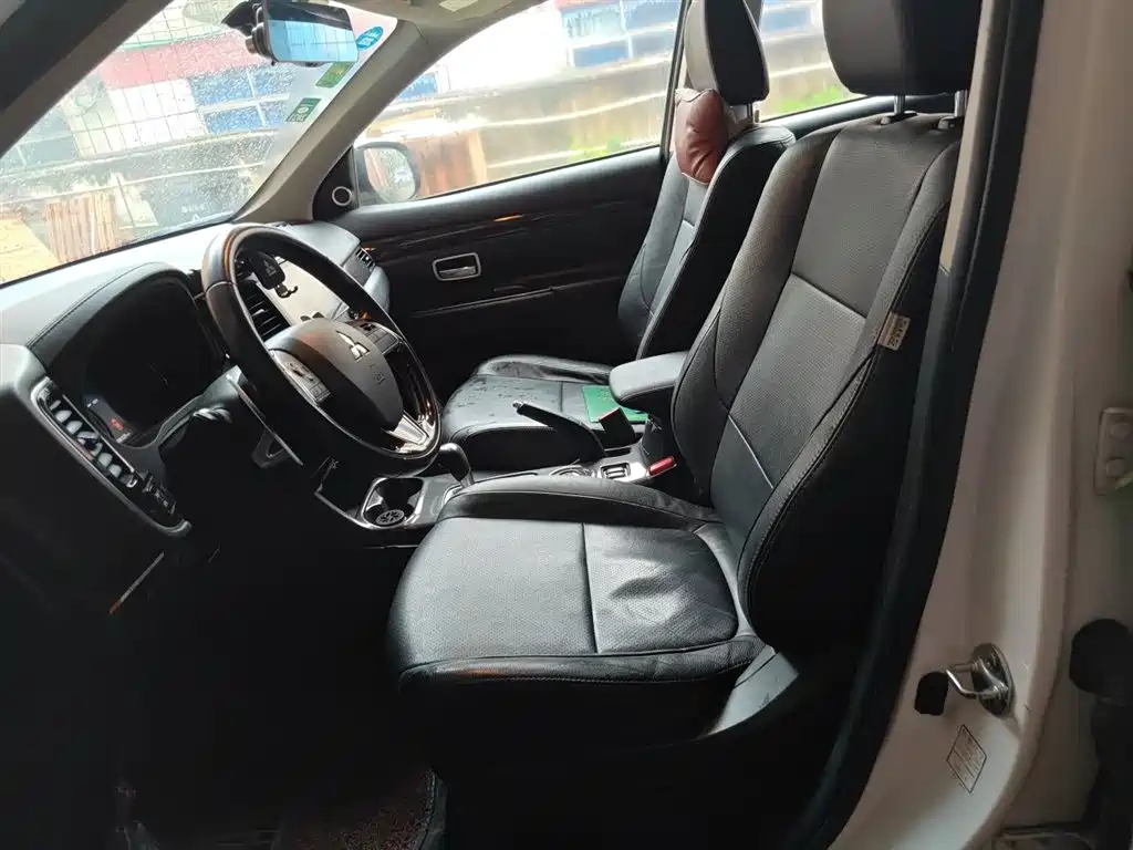 Mitsubishi Outlander 2017 — фото 11
