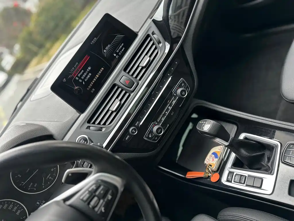 BMW 1 Series 2018 — фото 12