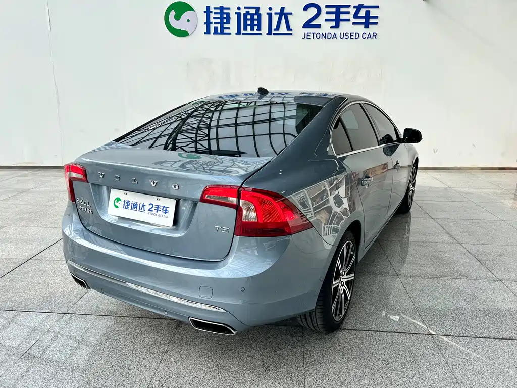 Volvo S60 2018 — фото 16
