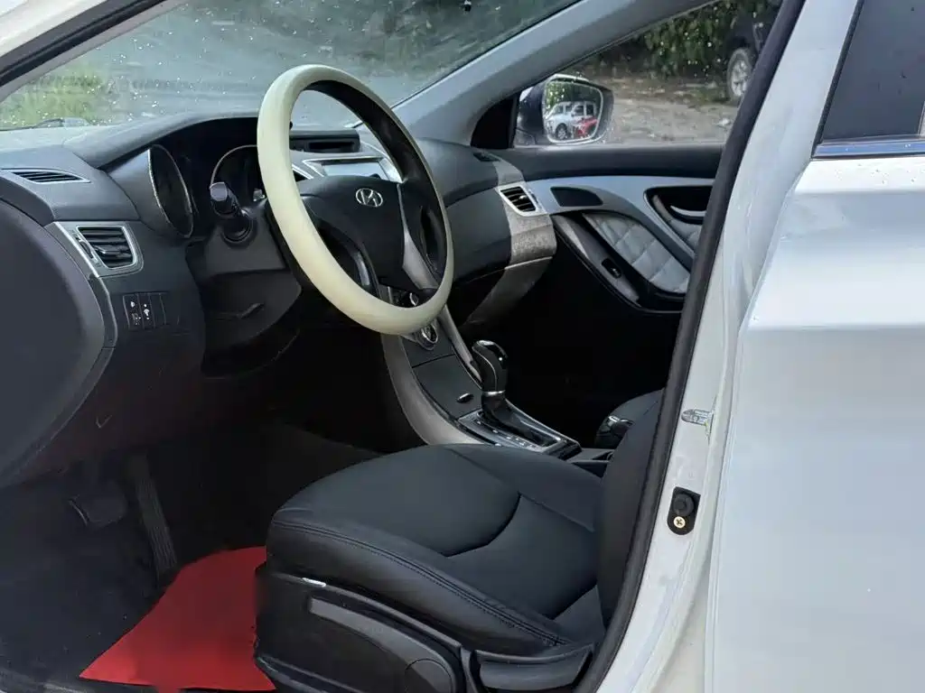 Hyundai Elantra 2015 — фото 12