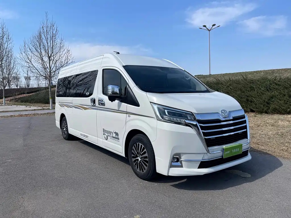 Toyota Hiace 2023 — фото 2