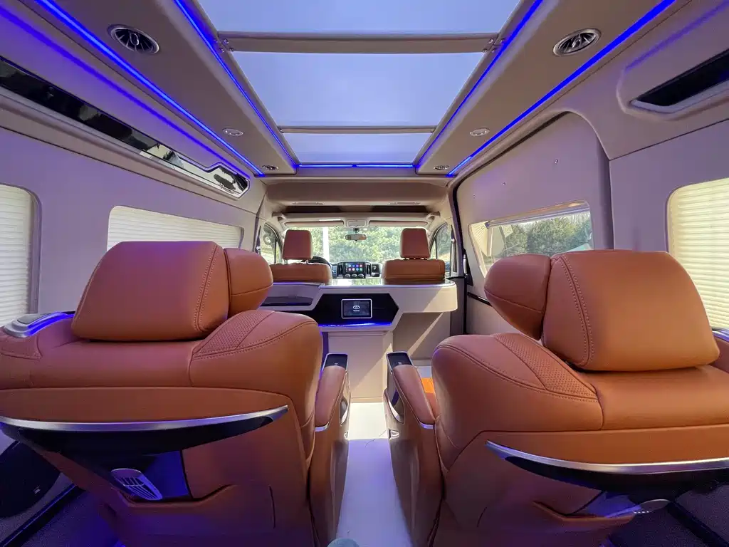 Toyota Hiace 2023 — фото 14