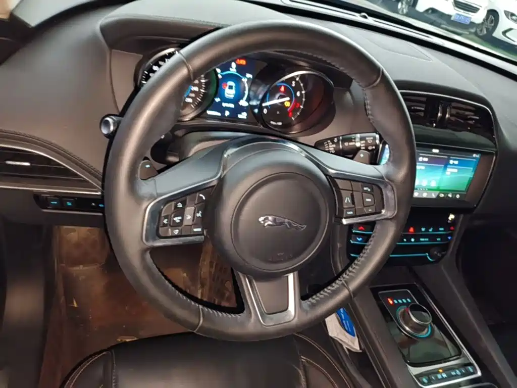 Jaguar F-PACE 2021 — фото 11