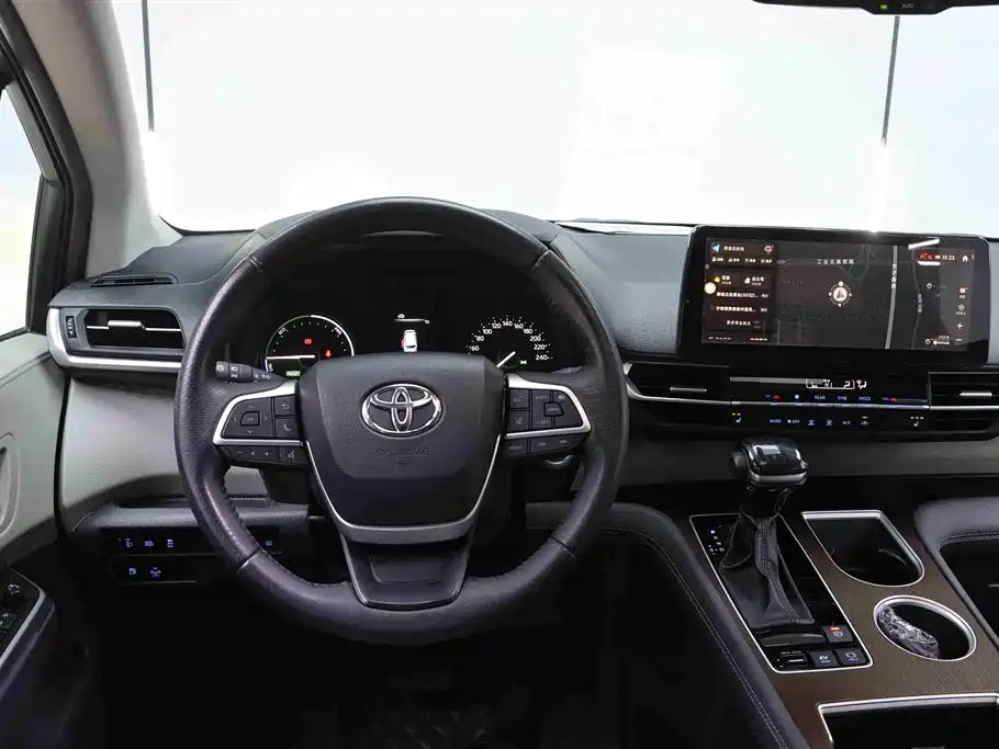 Toyota Sienna 2023 — фото 28