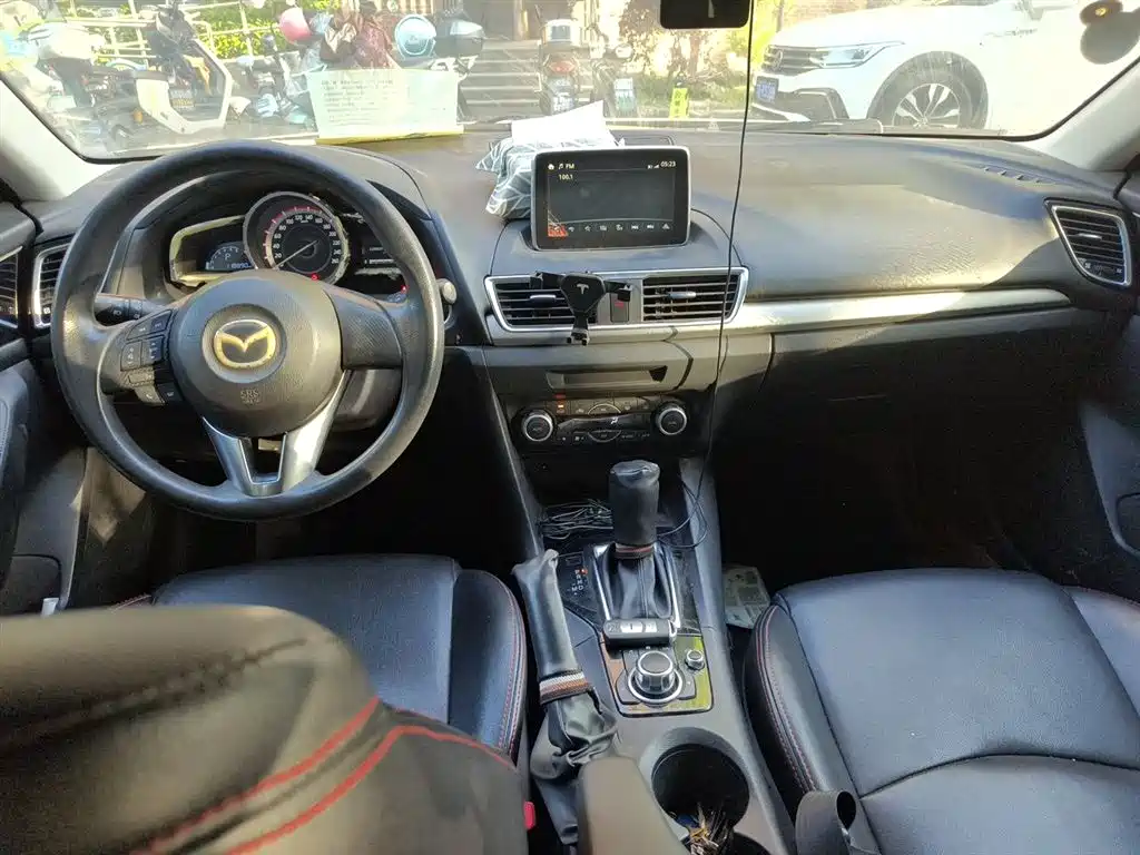 Mazda 3 Axela 2015 — фото 13