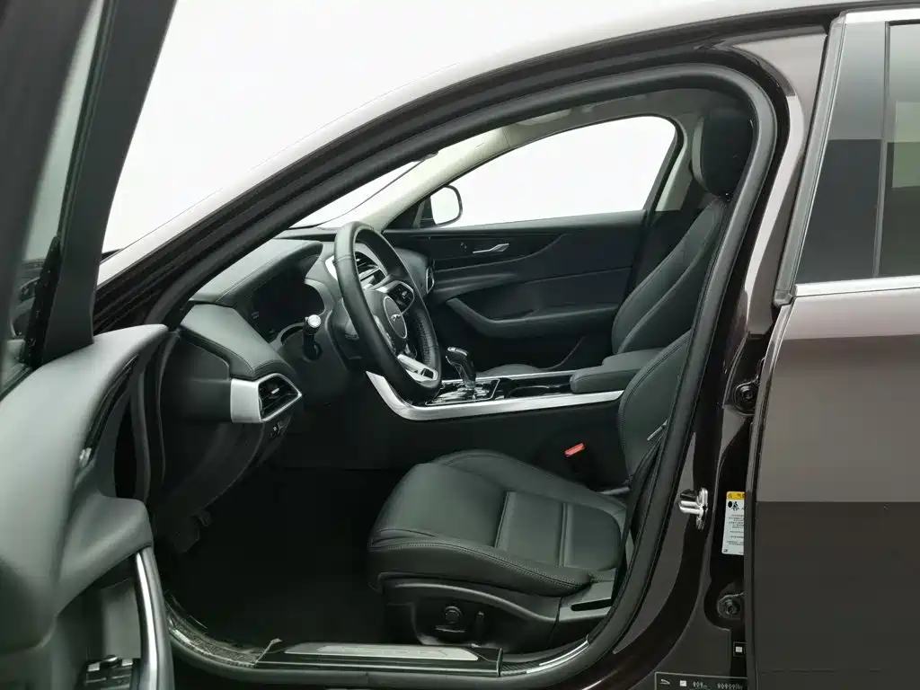 Jaguar XEL 2021 — фото 10