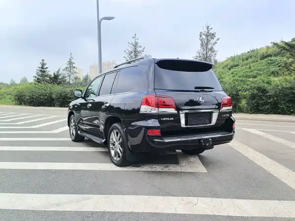 Lexus LX 2011