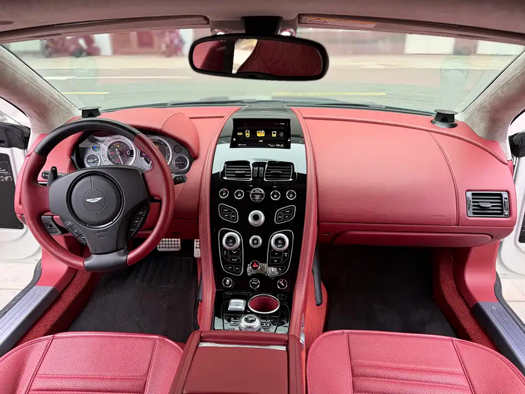 Aston Martin Rapide 2019 — фото 9