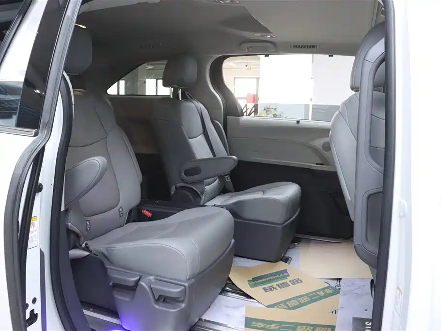 Toyota Sienna 2023 — фото 15