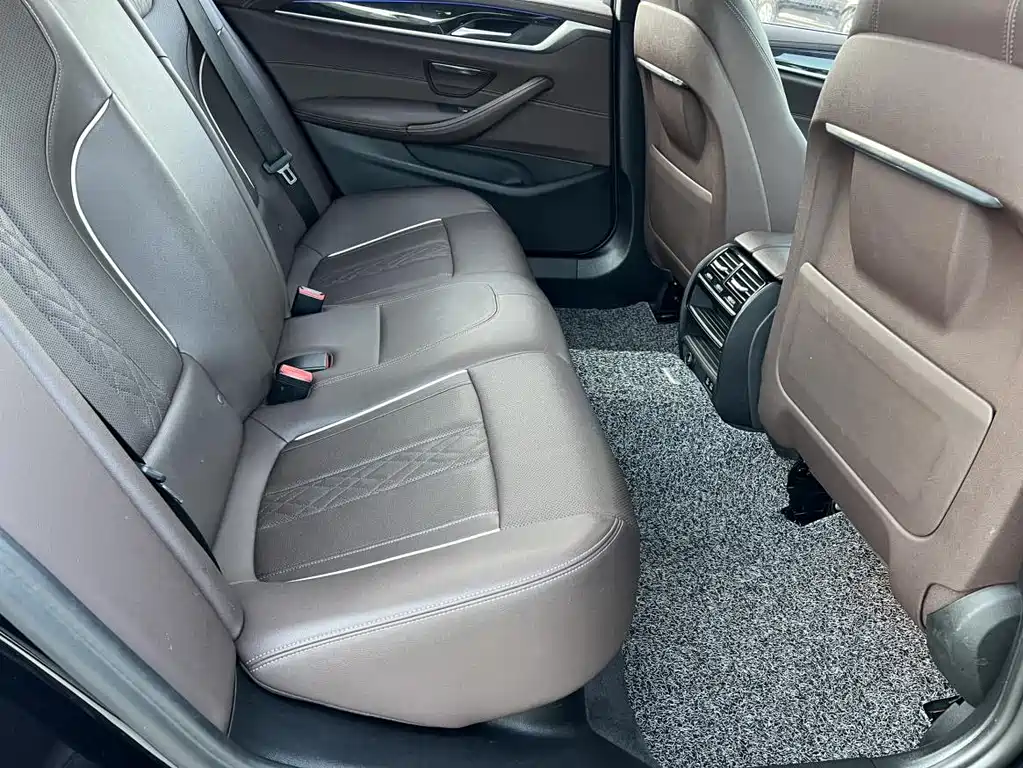 BMW 5 Series 2021 — фото 12