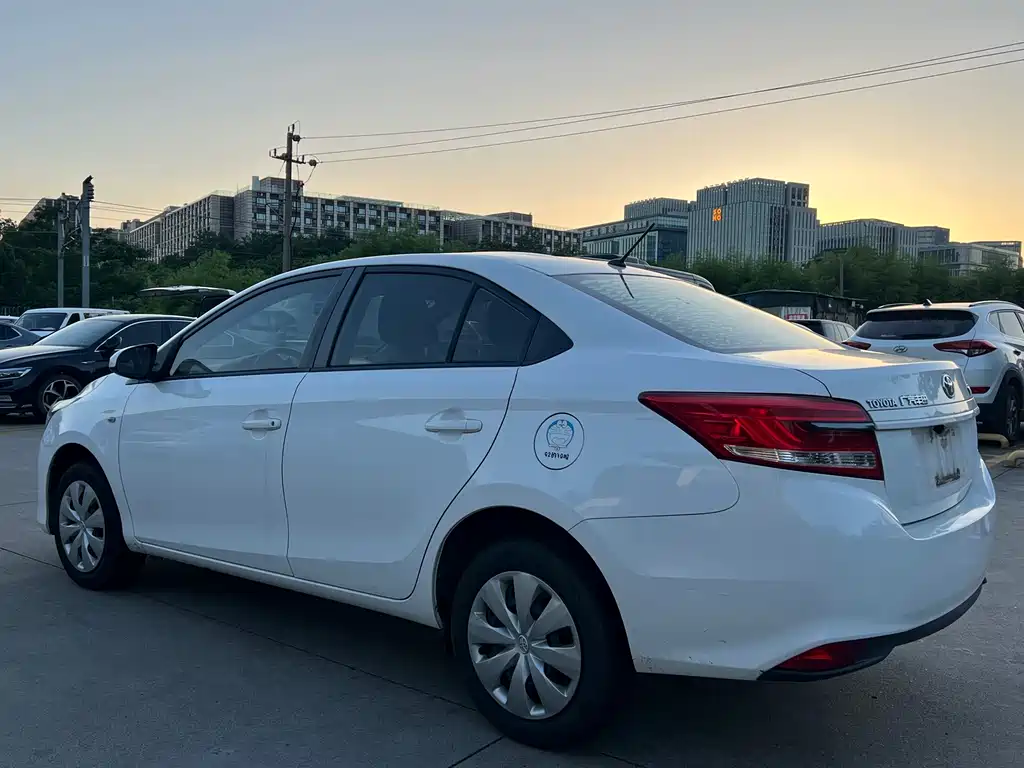 Toyota Yaris L 2017 — фото 12