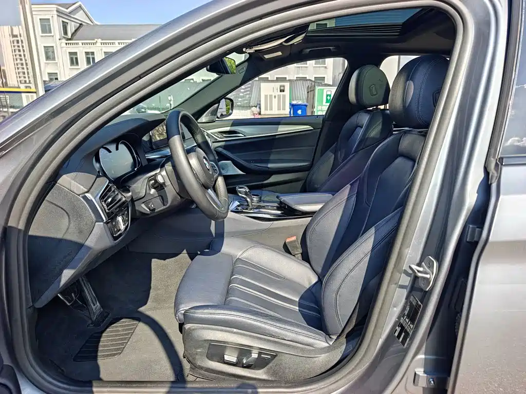 BMW 5 Series 2018 — фото 15