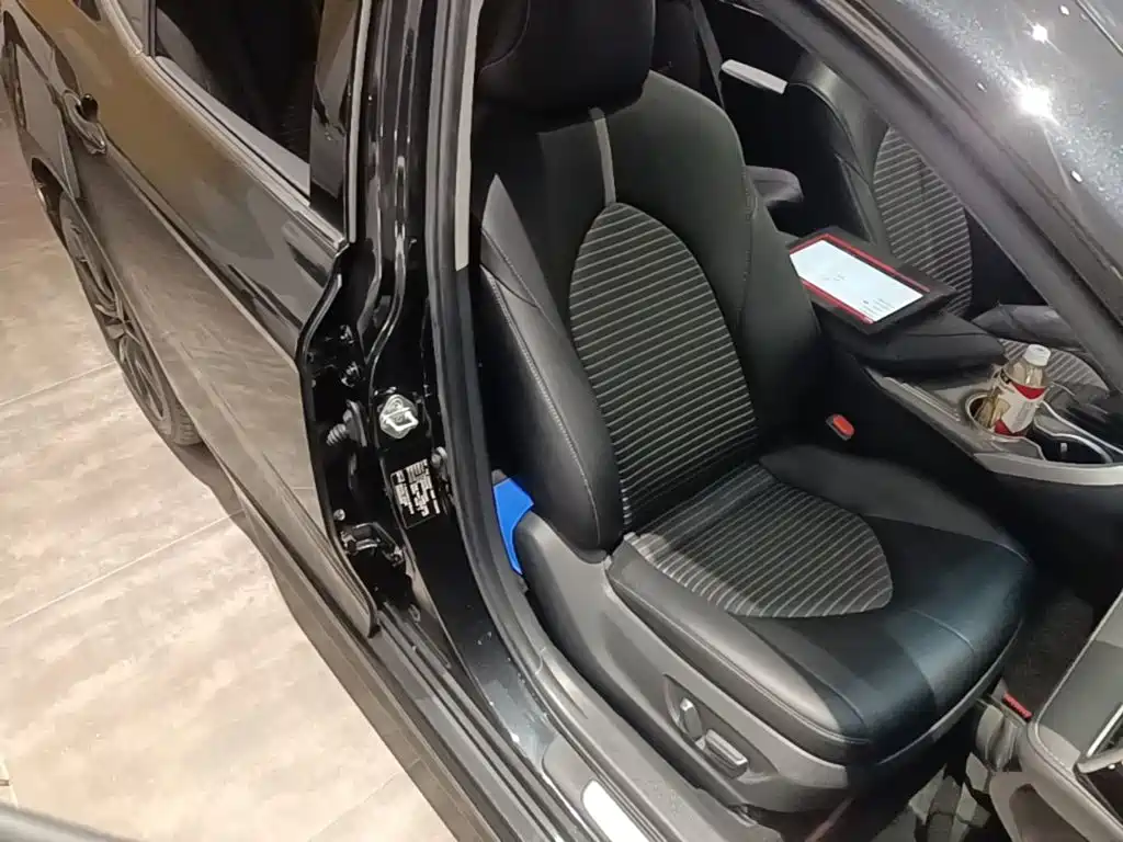 Toyota Camry 2023 — фото 25