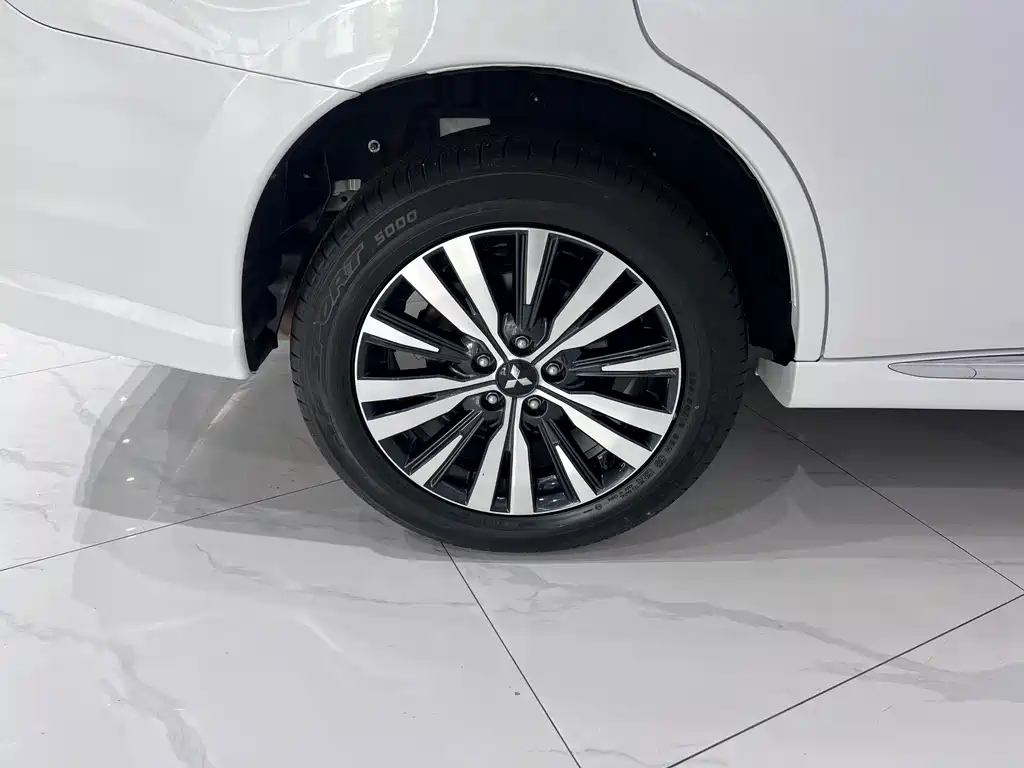 Mitsubishi Outlander 2023 — фото 17