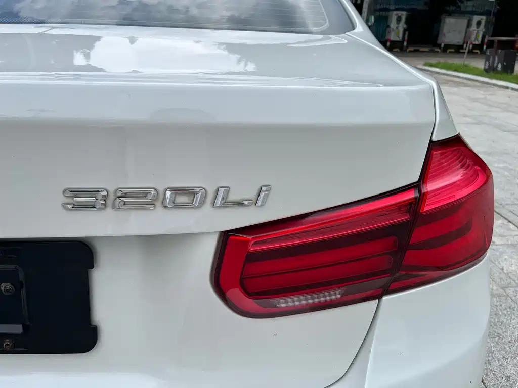 BMW 3 Series 2017 — фото 14