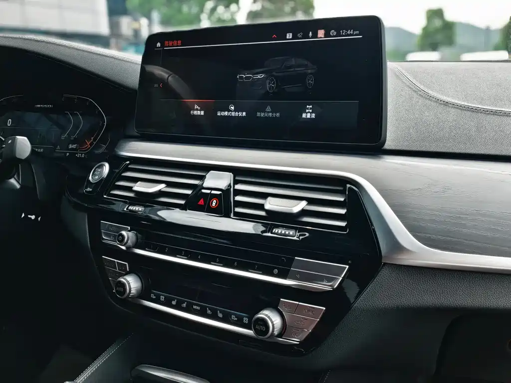 BMW 5 Series 2023 — фото 14