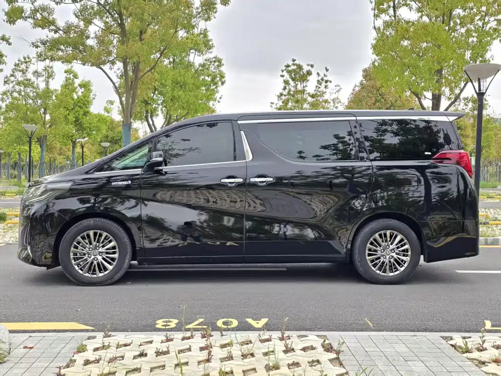 Toyota Alphard 2023 — фото 20