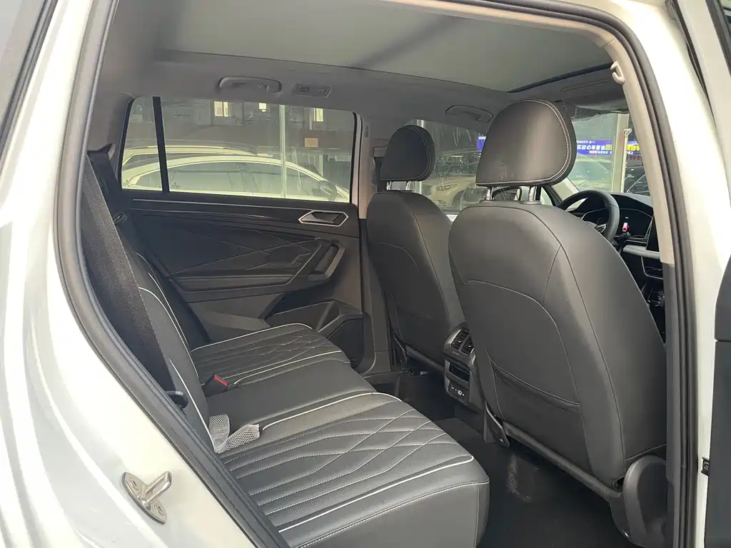 Volkswagen Tiguan L 2023 — фото 10