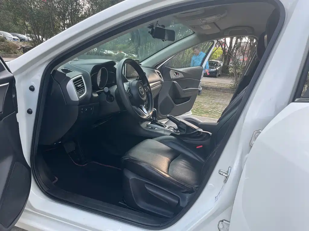 Mazda 3 Axela 2019 — фото 11