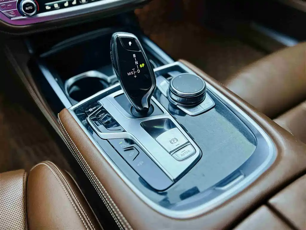 BMW 7 Series 2018 — фото 8
