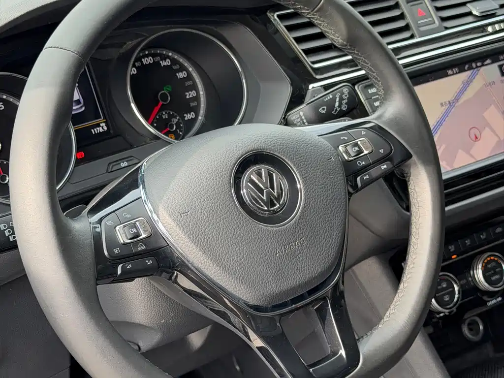 Volkswagen Tiguan L 2018 — фото 11