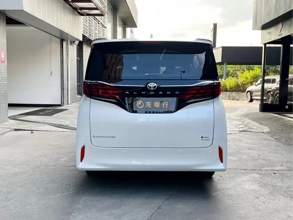 Toyota Alphard — фото 5