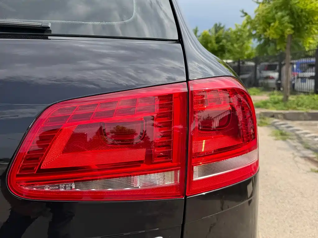 Volkswagen Touareg 2017 — фото 46